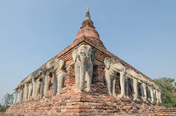 Wat Chang lom, ezen a környéken: Sukhothai történeti Emlékparkhoz elefánt szobrok — Stock Fotó