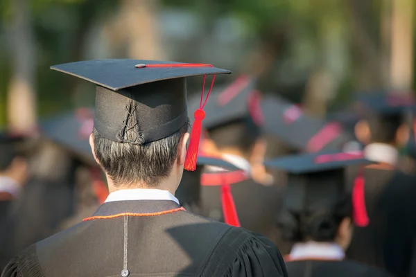 Diploma töreni sırasında arkasında mezunları. — Stok fotoğraf