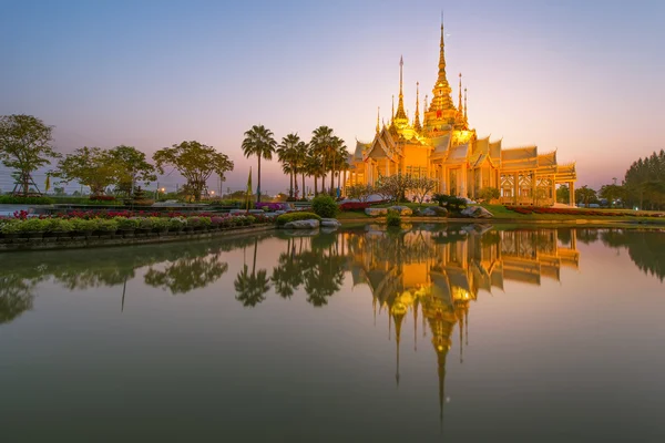 タイで夕暮れ時に美しい寺院 — ストック写真