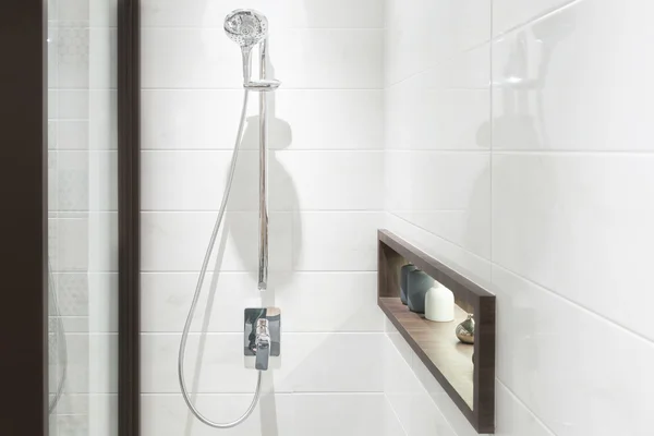 Cabeça de chuveiro moderna no banheiro — Fotografia de Stock