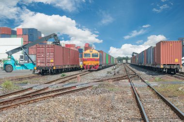 Kargo yük treni konteyner depo at ile platformu tren