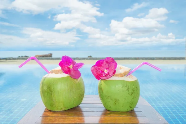 Sommar, resor, semester och semester koncept - tropiska färska co — Stockfoto