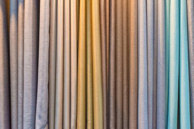 Askıları bir dis bir demiryolu asılı renkli perde örnekleri