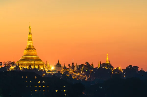 Yangon, Myanmar pohled Shwedagon Pagoda za soumraku. — Stock fotografie