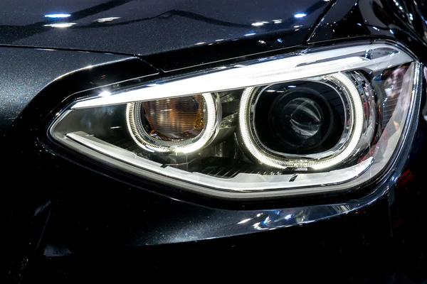 Modern araba kafa ışığında yakın çekim