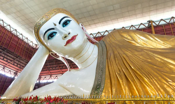 Buda grande em Mianmar, Kyauk Htat Gyi (Rangum, Mianmar ) — Fotografia de Stock