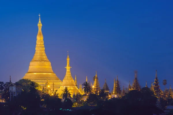 Shwedagon Pagoda Yangon, Myanmar görünümünü alacakaranlıkta. — Stok fotoğraf