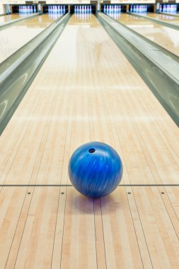 Top on iğne karşı bowling salonu