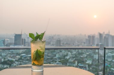 Mojito'de çatı katı barı tabloda kokteyl
