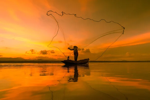 Рибалка, риболовля на озері в ранок, Таїланд. — стокове фото