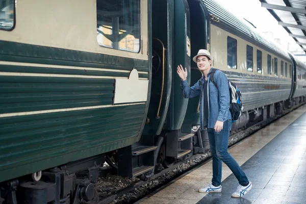 英俊的年轻亚洲男子向火车车站的女朋友说再见 — 图库照片