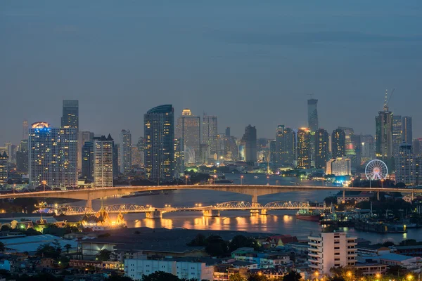 Bangkok stadsbild från ovanifrån med floden, Thailand — Stockfoto
