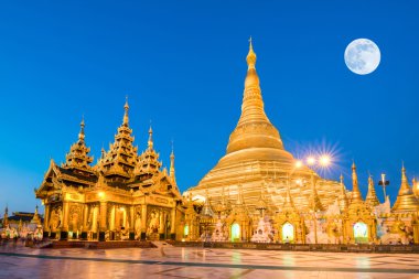 Shwedagon Pagoda Yangon, Myanmar görünümünü süper moon ile 