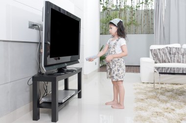 Asyalı çocuklar kız evde denetim televizyon uzaktan işaret