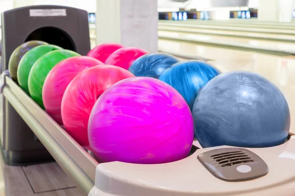 Vue rapprochée des boules de bowling colorées — Photo