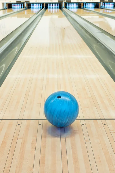 Ballen op bowlingbaan tegen tien pinnen — Stockfoto