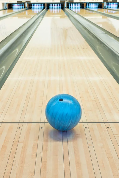 Top on iğne karşı bowling salonu — Stok fotoğraf