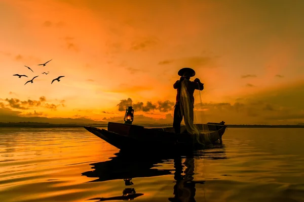 Pescador pesca no lago em Morning, Tailândia . — Fotografia de Stock