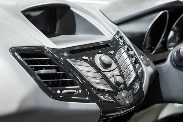 Araba iç: Modern araba ses sistemi ön panel — Stok fotoğraf