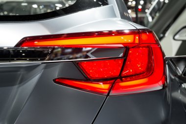 Bir arabanın arka lambasındaki detay..