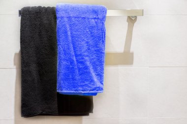 Siyah ve mavi banyo askı havluya