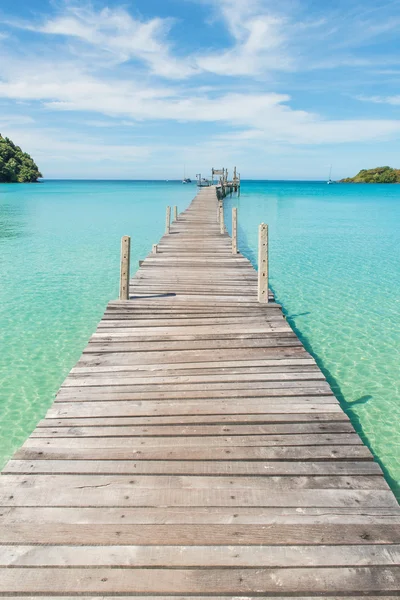 Verano, Viajes, Vacaciones y Concepto de vacaciones - Muelle de madera en Ph —  Fotos de Stock