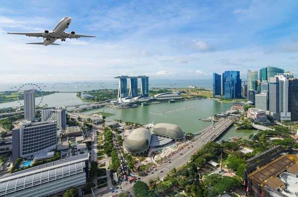 Viajes, concepto de transporte - Avión volando sobre Singapur —  Fotos de Stock