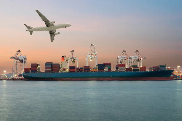 Containerschip in importeren, exporteren poort ochtend licht van het laden van sh — Stockfoto