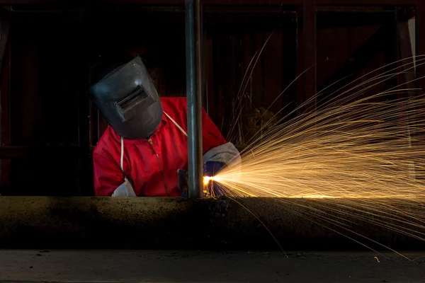 Découpe de métal avec torche en acétylène en usine — Photo
