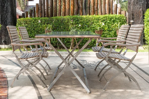 Chaise en bois dans le jardin pour se détendre — Photo