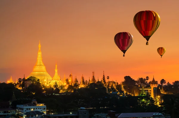 Des montgolfières colorées survolant la pagode Shwedagon à Yan — Photo