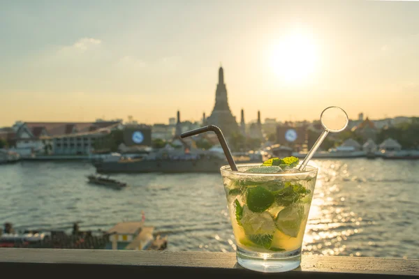 Mojito koktejl na stole v střešní bar s známé místo pozadí — Stock fotografie