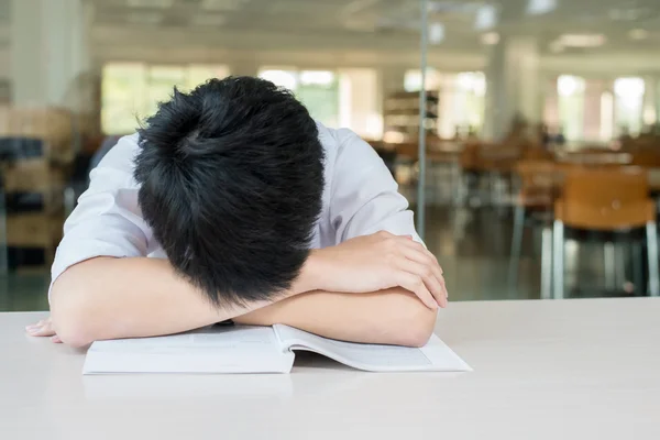 Asian Male student sleeping while sitting in lecture hall at col — Stock Photo, Image