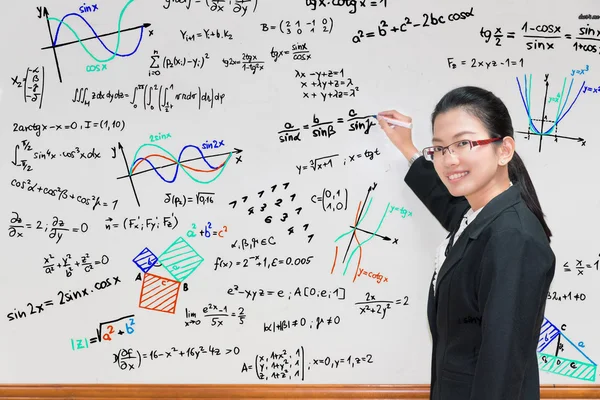 Azjatycki nauczyciel pisania różnych liceum matematyka formuła na biały — Zdjęcie stockowe