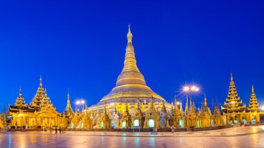 Shwedagon Pagoda Yangon, Myanmar görünümünü geceleri.