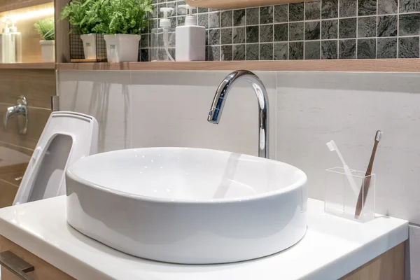Waschbecken mit Dekoration im Badezimmer — Stockfoto