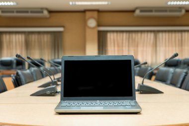 Laptop conferenc boş sandalyeler önünde bir konferans önce