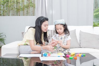 Aile, çocuk ve mutlu insanlar kavramı - Asya anne ve çocuk