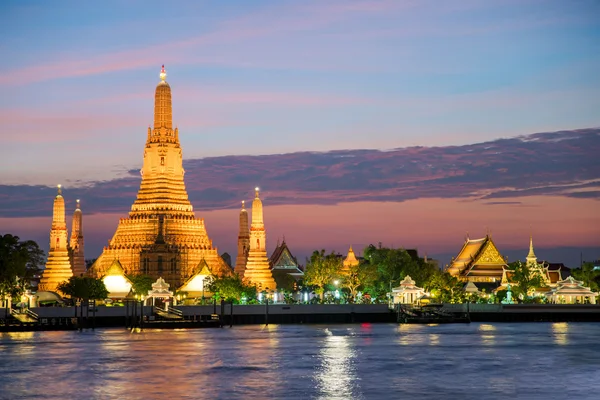 Nocny widok świątyni Wat Arun i Chao Phraya rzeki, Bangkok, Th — Zdjęcie stockowe