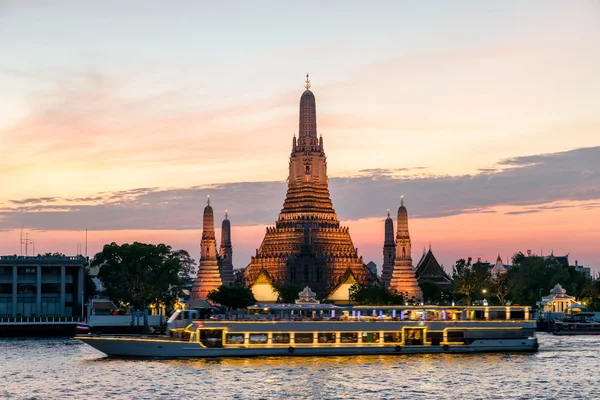 Wat Arun e nave da crociera nella notte, città di Bangkok, Thailandia — Foto Stock