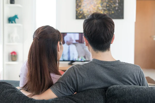 Jovem casal asiático waching filme na tv em casa — Fotografia de Stock
