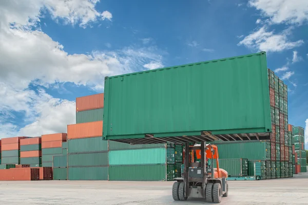 Gabelstaplerumschlag Containerverladung auf LKW im Import-Export — Stockfoto