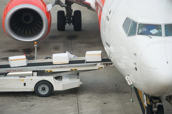 荷物の空港では、飛行機への読み込み — ストック写真