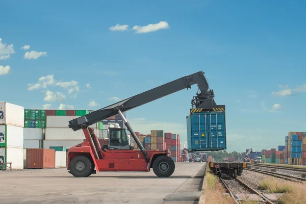 Carga de la caja de contenedores de manejo de carretillas elevadoras al tren de carga — Foto de Stock