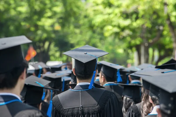Espalda de los graduados durante el inicio en la universidad — Foto de Stock