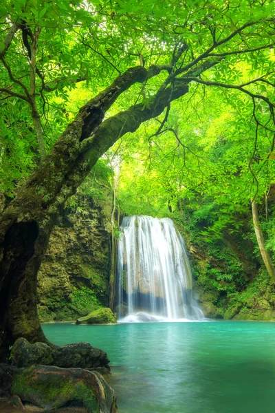 Cascada del bosque en la cascada de Erawan Nacional, Kanchanaburi, Tailandia — Foto de Stock