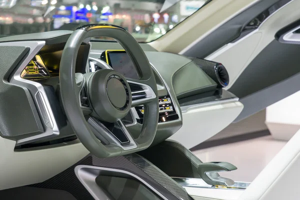 Interior de um automóvel moderno mostrando o painel — Fotografia de Stock
