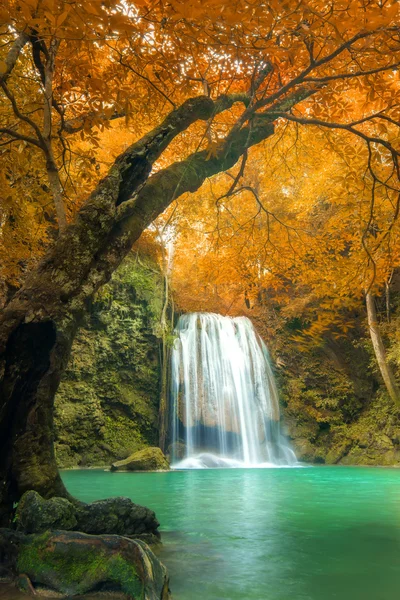 Air terjun hutan di air terjun Erawan Air terjun nasional, Kanchanaburi, Thailand — Stok Foto