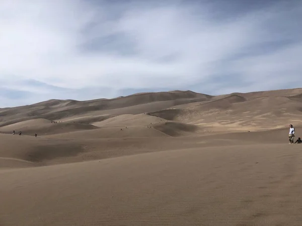 Turistas Dunas Arena Bajo Nubes Blancas Parque Nacional Colorado Sand — Foto de Stock