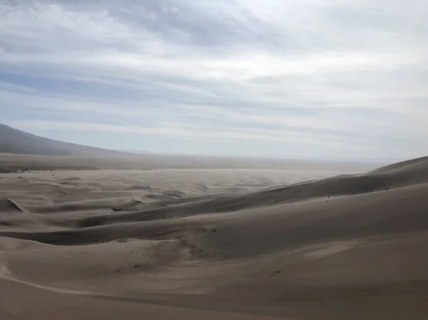 Solstrålar Bryter Igenom Moln Över Sanddyner Great Sand Dunes National — Stockfoto